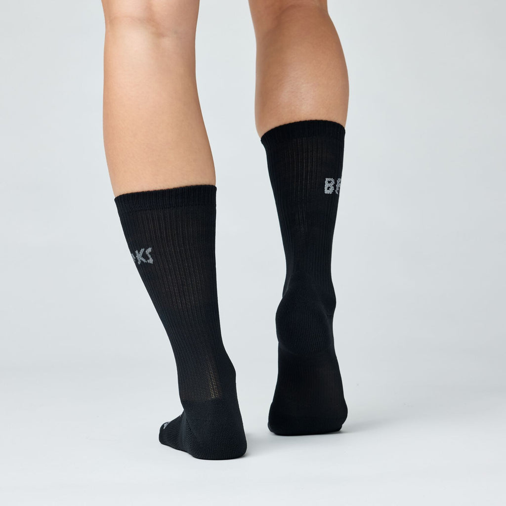 Back view of Brooks crew running socks in black worn on model's legs